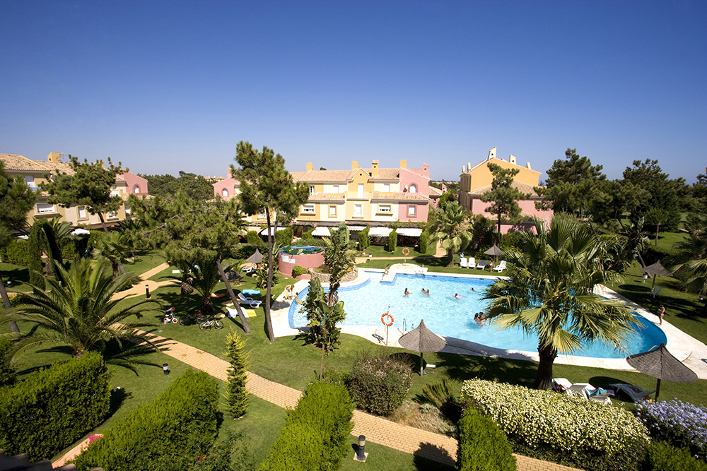 The garden and swiiming pool of a holiday complex.